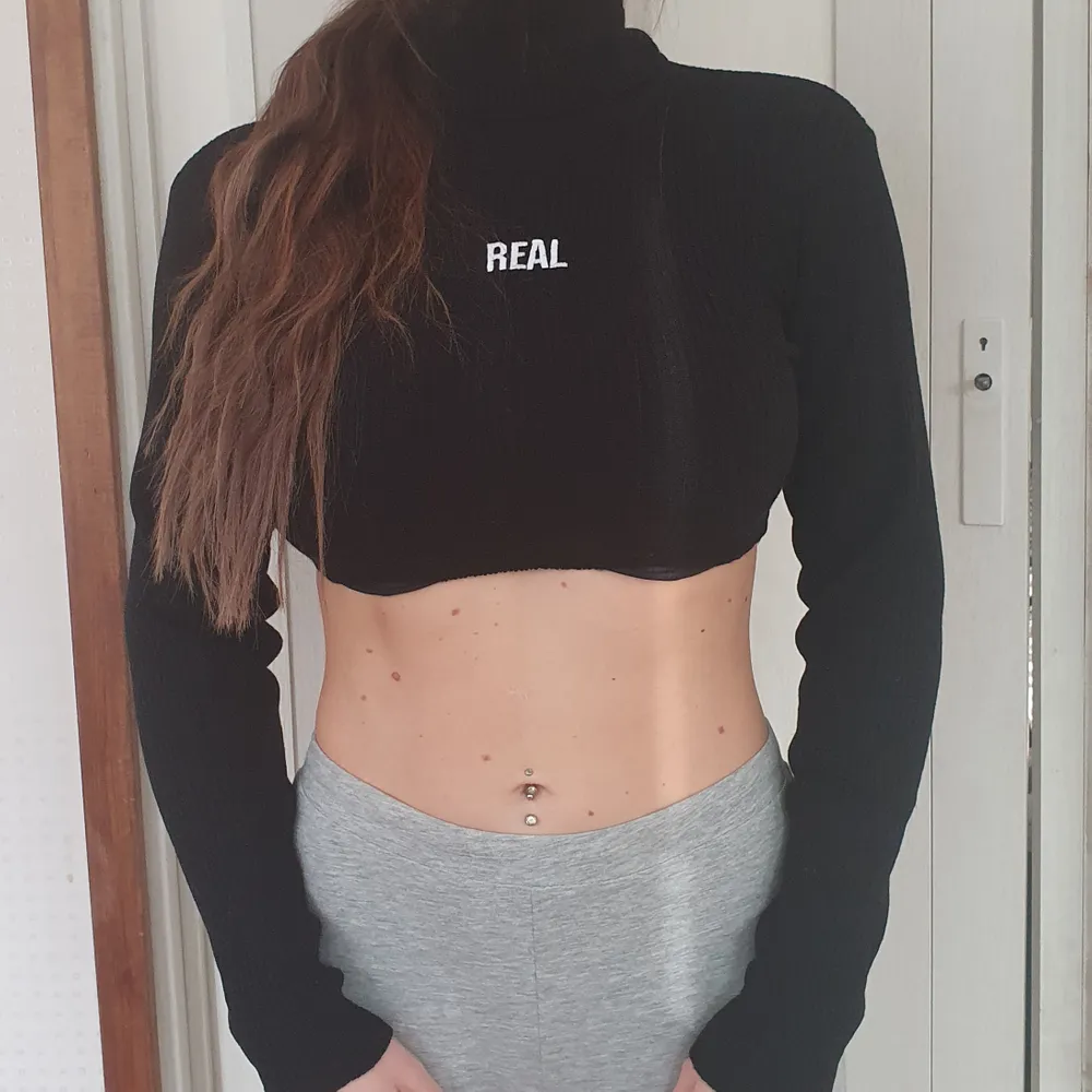 Helt ny croptop med turlte neck. Den har lapparna kvar och är köpt från missyempire. Den är storlek S/M men är mer som XS/S. Toppar.