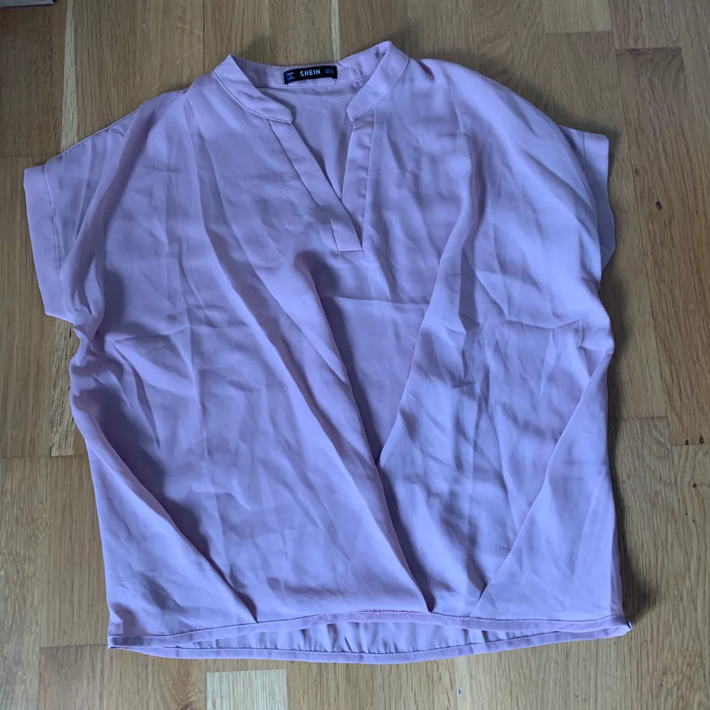En oanvänd tröja från SHEIN, jag säljer för att det int där min stil och jag har aldrig använt den. Hoppas att någon annan kan använda den.🤍(du står för frakt, pris kan förhandlas). Toppar.