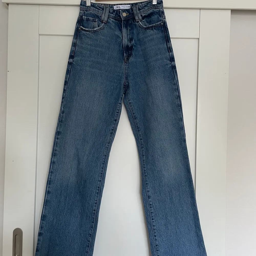 Snygga blå vida jeans från Zara. Köpta här på Plick men har aldrig använda då dom är för små för mig. Jättebra skick. Köparen står för frakt.  . Jeans & Byxor.