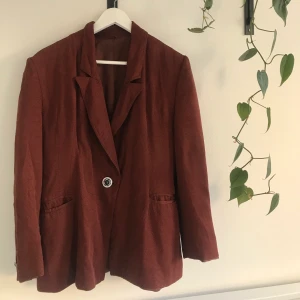 Vintage kavaj brun med ränder  - Säljer en kavaj jag köpt i en vintage butik men tyvärr aldrig burit. Den är skuren för att följa passformen men på mig fungerade den som en fin oversize kavaj. Passar XS-S för oversize känsla och M för en tightare och slim passform. 