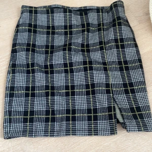 Mönstrad kjol - Säljer nu min älskade kjol från Gina Tricot! Den är väldigt stretchig då den har en sådan rem! Storlek S men passar även M! Nyskick! Köpt för 299kr säljer för 100kr+frakt