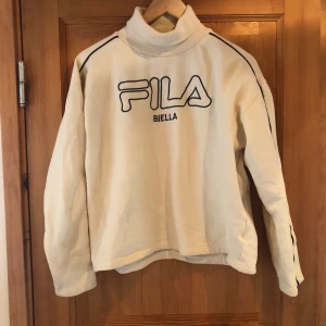 Fila sweatshirt  - Fin beige/krämvit Fila sweatshirt med polokrage👼🏼. Säljer pga att jag inte använder längre. Frakt tillkommer!📦