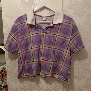 färgglad topp  - superfin färgglad topp från monki! stl L men passar mig som vanligtvis bär S. köparen står för frakten :) 