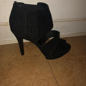 Klackskor stl 39 - Jag säljer dessa skor från hm då det är fel storlek för mig, priset kan diskuteras!