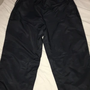 Ett par bekväma och snygga byxor! - Säljer ett par sjukt bekväma och snygga byxor! Det står tyvärr inte något på insidan så jag vet inte storlek men de är väldigt strechiga. De har ett vitt streck på sidan av byxorna på båda sidorna.