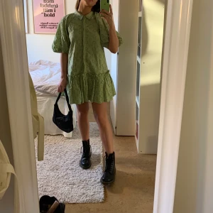 Grön klänning - Säljer denna så himla fina klänningen! Säljs pga kommer inte till användning 😣 använd 1 gång🌷 200kr + frakt! Pm för mer bilder!✨