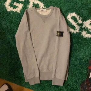 Stone island crewneck  - Säljer denna Stone island crewneck för endast 1399kr, den är grymt skick (9/10) enligt mig och inga flaws eller liknande. Vid snabb affär kan pris diskuteras! Först till kvarn!