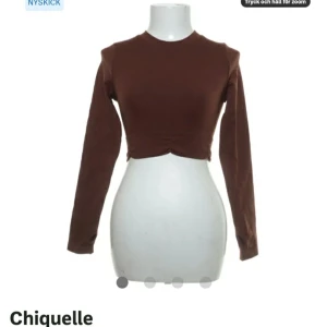 Mörkröd stoppad topp i str S - Mörkröd, croppad topp från Chiquelle, aldrig använd med prislappen kvar, i storlek s. Köparen står för frakten.