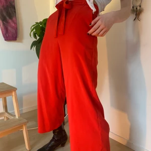 Röda sommarbyxor - Skönt material som faller snyggt
