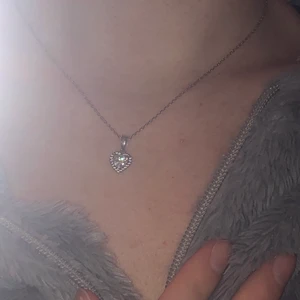 Silverhalsband  - Silverhalsband, med ett hjärta som berlock. Säljer pga att jag inte gillar det mer<3  (pris kan diskuteras)