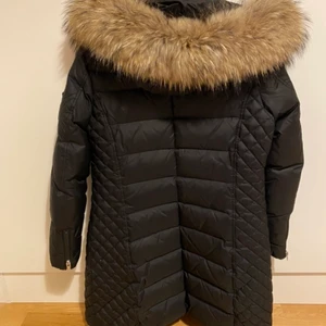 Rockn blue jacka - Hej! Jag säljer min rockn blu jacka med äkta päls. Storleken är 42. Ordinarie priset är 4200kr. Säljer den på grund av att jag rensar garderoben. 