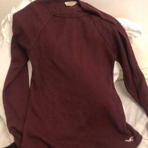 Hej! Säljer min vinröda tröja för att den inte används längre längre Pris: 50kr utan frakt Originalpris: ca 200kr
