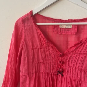 Blus från Oddmolly - En rosa tunn blus ifrån OddMolly, i väldigt fint skick! Storlek: 1