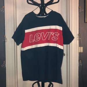 Levis T-shirt  - Sviiiinsnygg vintage Levis T-shirt i storlek xl 