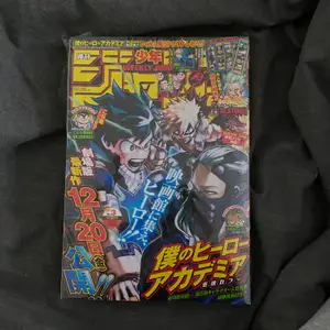 Äkta Shounen magasin köpt i Japan. Den är öppnad. Inuti finns manga från bl.a my hero academia och demon slayer. Väldigt rare. Frakt tillkommer. 