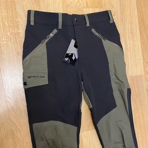 Friluftsbyxor whistler  - Jättesnygga grågröna friluftsbyxor från Whistler i storlek M. De är endast testade en gång! Lite för låga ibak för mig annars otroligt sköna och stretchiga. 