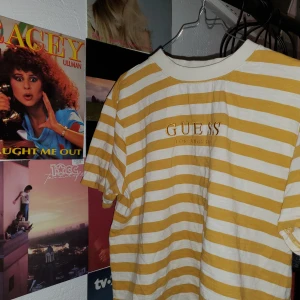 Guess Tshirt - Jättefin tröja från Guess, använd ca 3 ggr och nypriset var 500! Om flera är intresserade blir det budgivning i kommentarerna 💞