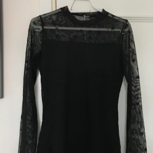 Svart långärmad med stjärnor - En ball svart lågarmad mech tröja med stjärnor 🌟 