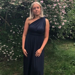 Balklänning By Malina - INTRESSEKOLL ❗️ min älskade balklänning från By Malina som endast använts vid ett tillfälle. Namn - ”Lola Wrap dress” och har alltså två långa tygstycken som går från midjan som man sedan kan knyta hur man vill. Nypris 2500kr, mitt pris 1000kr - undrar om intresse finns.