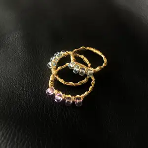 Handgjorda ringar för 39kr/st! Ringarna finns i färgerna blå, lila, vit & creme. Köp 3 valfria ringar för 100kr. Anpassningsbara storlekar