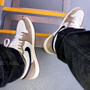 Jordan 1 x travis scott. Storlek 42.  - Vill bli av med dom använder dom inte. Orginal låda kommer till stock x tag kommer till alla sko snören allt finns till. 