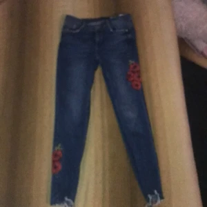 Jeans byxorna är från Zara - Dem har byxorna är från Zara! Storlek: 36 pris: 150kr jag köpte dem 2020, men det blev för små! Och frakt kostar 25kr