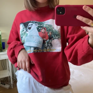 ET sweatshirt - Så ball ET sweatshirt i en jättefin röd färg! Buda eller köp direkt för 380❤️ budgivningen avslutas lördag 12:00 :)
