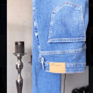 Jeans  - SÅÅ fina jeans som inte kommit till användning då jag inte gillar blåa jeans, fina detaljer! Passar en XS/S! 