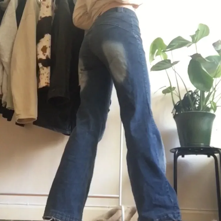 jeans med SÅ mycket potential! lowwaist jeans som är blekta båda bak & fram. strechiga✔️ bekväma✔️ snYgga✔️ ärvda av en släkting så har ingen aning om märke & stlk tyvärr ;( jag brukar ha stlk 36-38 & är 166cm för referens. Jeans & Byxor.