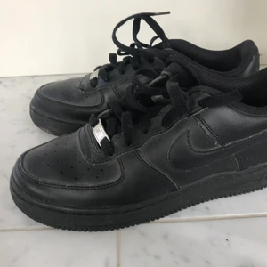 svarta af1 - skitsnygga svara nike air force 1, knappt använda alls. Jättebra skick!!🖤 säljs pga för liten storlek
