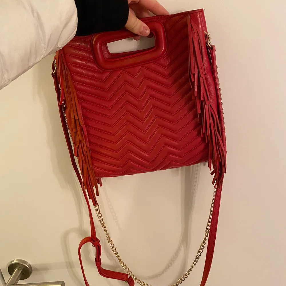 Säljer min röda maje väska! Väldigt fin väska som gör en hel outfit. Kan mötas upp inom Stockholms området och frakta! Skriv för mer frågor ❤️. Väskor.