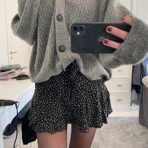 Prickig zara-kjol  - En svart/vit prickig kjol från zara i storlek S. Den är i bra skick med snygg passform. Många intresserade så buda på privat till mig (högsta bud är 225+frakt)