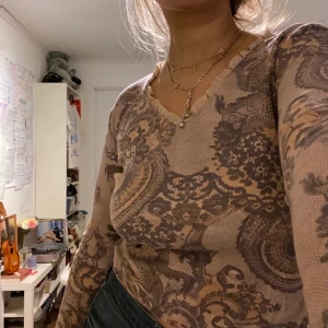 Söt topp från VILA - Supersöt mönstrad topp med trumpetärm från Vintage Vila. Står storlek XL men upplevs mer som en M ungefär ❤️