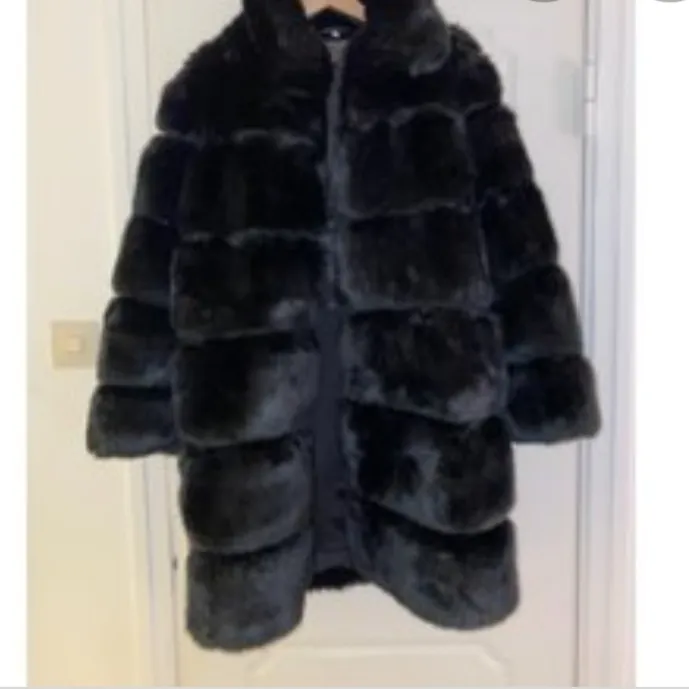 Hej!                                                                                Säljer nu min super fina päls jacka i storlek S för 900 kr, köptes förra vintern för 3000 kr och är ENDAST använd 2-3 gånger. . Jackor.