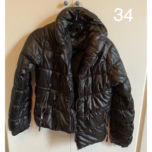 Jacka  - Storlek 34. Du står för frakten om det skall fraktas 💞