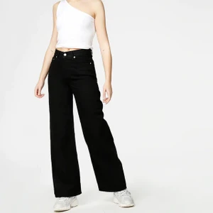 Jeans  - Säljer dessa wide leg jeans från junkyard, nästan oanvända!