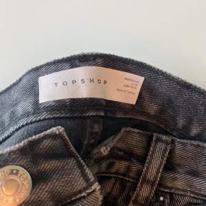 Lite gråare svarta jeans från Topshop köpta i London, kommer aldrig till användning💞