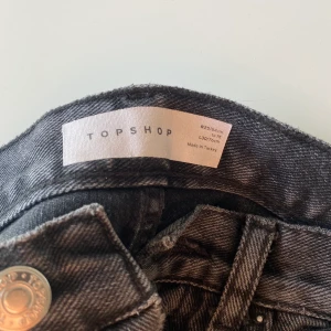 Svart/grå jeans - Lite gråare svarta jeans från Topshop köpta i London, kommer aldrig till användning💞