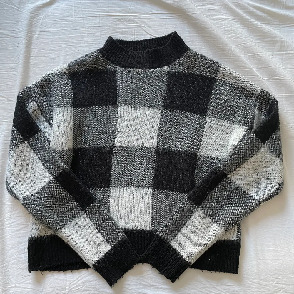 jättemysig och skön tröja från bershka i storlek S, köpt här på plick men säljer pga annan stil! köpare står för frakt 🥰. Stickat.