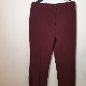 Helt nya vinröda kostymbyxor  - Aldrig använda vinröda kostymbyxor i storlek 38/40 som är köpta från H&M. Mitt pris: 65kr.