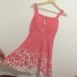 En sommar rosa klänning som är stretchig vid brösten så den kan passar super skön