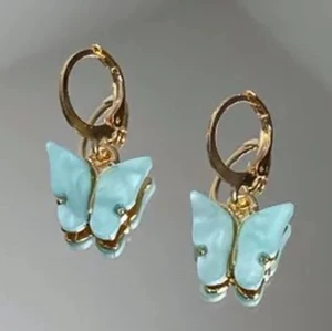 Örhängen- turkosa fjärila - Säljer pga att det inte var något för mig, jag använde aldrig dem. BILDER INTE MINA (tillhör Angelsbyhedda.com) 