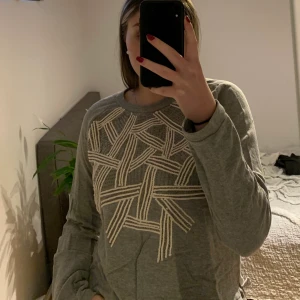 Sweater med pärlor i M - Sweater med skitsnyggt mönster från Zara i M. Köparen står för frakt!