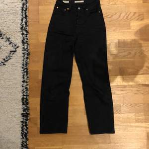 Svarta jeans från Levis, modellen är ribcage straight, dom är storlek 25 i midjan och 29 i längden. Köparen betalar frakten