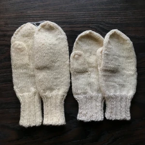 Stickade tumvantar - Fina stickade tumvantar. Dom är handgjorda. 100kr styck +frakt. Det ena paret är lite större än det andra.