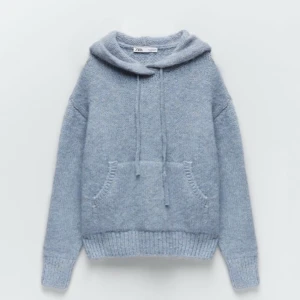 Stickad hoodie - En så fin och mysig stickad huvtröjor från Zara. Slutsåld på deras hemsida!!! Den är aldrig använd, dick finns lappen ej kvar. Ny pris: 399kr. Den passar många olika storlekar beroende på hur man vill att den ska sitta! Bud vid många intresserade!⭐️⭐️