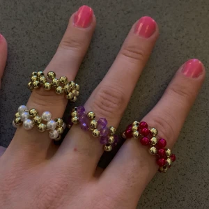 Ringar - Egengjorda ringar gjorda av pärlor. Finns i alla färger på bilden och kan göras i vilken storlek som helst. Du kan även välja andra kombinationer av färger eller om du vill ha tillexempel en hel röd så går det också bra! Skriv privat vid intresse eller frågor😇 säljer dem för 20kr st.  