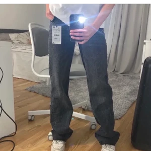 Jeans från zara  - Säljer dessa snygga jeans från zara!🥰 har använt dom 1 gång, så de är som nya. Är köpte i stolek 38 men skulle mer säga att det är en stolek 36. Köparen står för frakten🥰