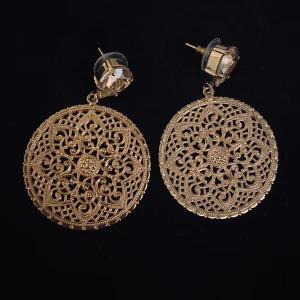 Vackra Guldfärgade Örhängen 💛 - Säljer dessa vackra Alexandra Örhängen från Caroline Svedblom i guldig färg 🌼 Materialet är mässing, de är köpta för 800kr men säljs för 400kr- jag bjuder på frakten! Priset kan diskuteras vid snabb affär 🖤 Postar med bildbevis, och jag säljer ett annat par i silver också- kan sälja båda till ett paketpris ❄️