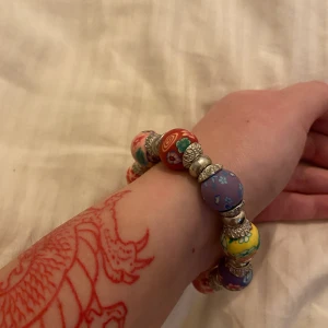 Färgglatt armband - Fint armband med många färger! Gratis frakt! Normal i storlek, skriv privat för fler bilder :)